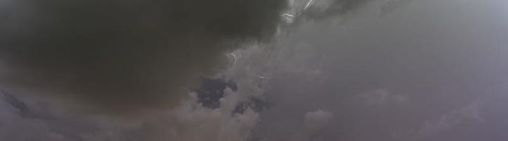afbeelding van een flash in de nacht lucht met gloeiend wolken foto