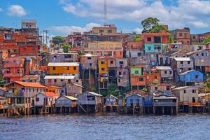 afbeelding van een behuizing landgoed in manaus met kleurrijk huizen genomen van de amazon rivier- foto