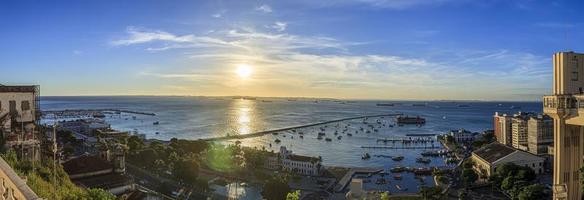 panoramisch beeld van de haven van de braziliaans stad van Salvador de Bahia foto