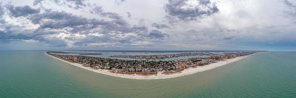 dar panorama over- Helder water strand in Florida Bij dag met bewolkt luchten foto