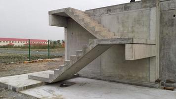 afbeelding van Rechtdoor geprefabriceerd beton trap met landingen helemaal geïnstalleerd Aan een gebouw in de schelp foto