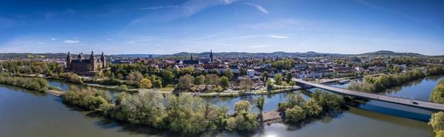 panoramisch antenne visie over- Duitse stad Aschaffenburg Aan de rivier- hoofd foto