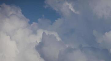 beeld van een gedeeltelijk bewolkt en gedeeltelijk Doorzichtig lucht gedurende de dag foto