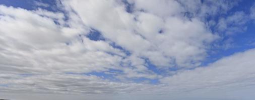 beeld van een gedeeltelijk bewolkt en gedeeltelijk Doorzichtig lucht gedurende de dag foto