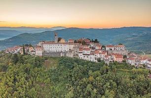 dar panorama Aan historisch Kroatisch stad- motovun in istrië in de ochtend- gedurende zonsopkomst foto