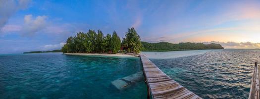 pier van karper eiland in Palau Bij avond tijd in schemering foto