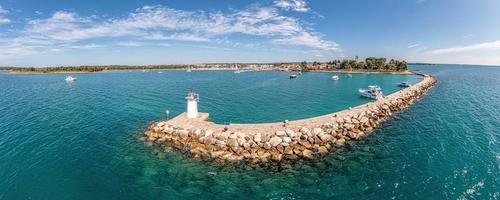 dar panorama over- de Kroatisch kust- stad- novigrad met haven en promenade genomen van de zee kant gedurende de dag foto