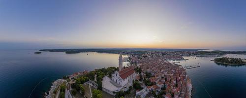 panoramisch antenne dar afbeelding van de historisch stad Rovinj in Kroatië gedurende zonsopkomst foto