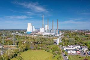 antenne visie van steenkool ontslagen macht fabriek gedurende dag met zonneschijn foto