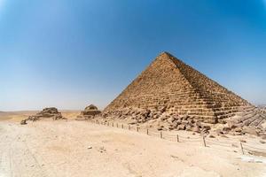 piramide in de woestijn in luxor Egypte foto