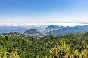 panoramisch afbeelding over- de ruw portugees eiland van Madeira in zomer foto