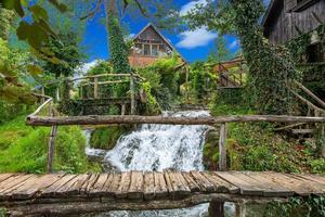 visie over- de fantastisch en mysticus stad- rastoke in Kroatië gedurende dag foto