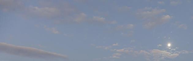 dramatisch kleurrijk lucht met nagloeien en verlichte wolken foto