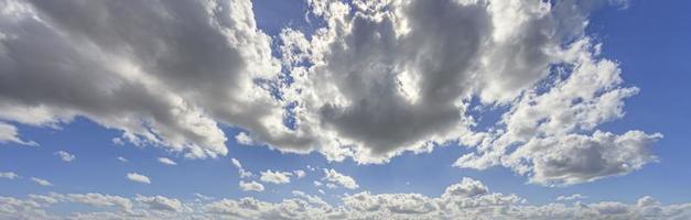 beeld van een gedeeltelijk bewolkt en gedeeltelijk Doorzichtig lucht gedurende de dag foto