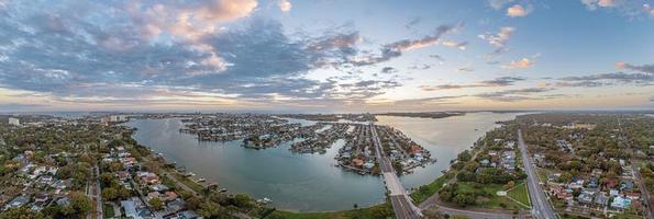 dar panorama over- zuiden verhoogde weg eilanden en schat eiland in st. petersburg in Florida gedurende zonsondergang foto