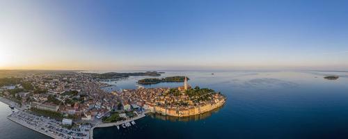 panoramisch antenne dar afbeelding van de historisch stad Rovinj in Kroatië gedurende zonsopkomst foto