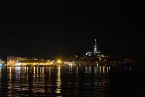 afbeelding van de verlichte historisch een deel van Rovinj Bij nacht foto