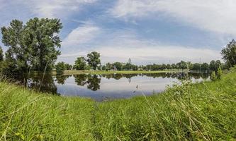 afbeelding van overstroomd voetbal veld- gedurende hoog water ten gevolge naar zwaar regent foto