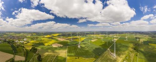 panoramisch antenne visie over- reusachtig wind macht veld- in Duitsland gedurende dag foto