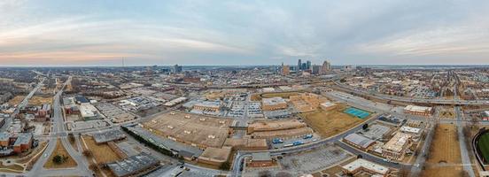 dar panorama van Kansas stad horizon gedurende zonsopkomst foto