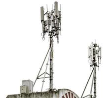communicatie toren met antennes Aan de top van gebouw isoleren Aan wit achtergrond foto