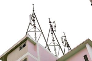 communicatie toren met antennes Aan de top van gebouw isoleren Aan wit achtergrond. foto