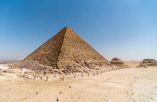piramide in de woestijn in luxor Egypte foto