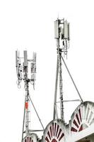 communicatie toren met antennes Aan de top van gebouw isoleren Aan wit achtergrond foto