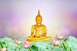 Boeddha beeld. achtergrond wazig bloemen en lucht met het licht van de sun.makha bucha day.vesak day.asanha bucha.buddhist uitgeleend. foto