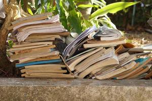 stapels van oud papieren en boeken aan het wachten naar worden gerecycled. foto