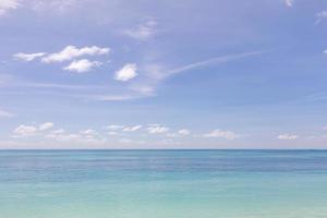 turkoois water en blauw lucht net zo achtergrond afbeelding. caraïben zee panorama, Maldiven eilanden, Hawaii, Thailand oceaan wateren, turkoois tropisch paradijs eiland. panorama van zee golven. vredig natuur foto