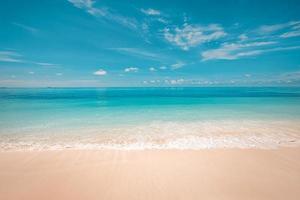 leeg strand tafereel, zomer vakantie of vakantie concept, golven spatten onder blauw lucht. paradijs eiland reizen concept, tropisch landschap landschap, geweldig zomer humeur. rust en inspirerend foto