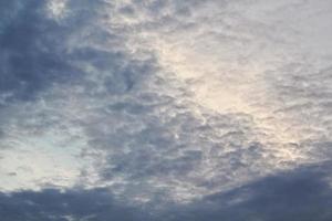 wit licht zacht wolken drijvend in blauw lucht. natuur ochtend- landschap achtergrond. Doorzichtig voorjaar wind. helder zomer dag. winter kalmte lucht hemellandschap. abstract panorama. verandering klimaat. laag hoek visie foto