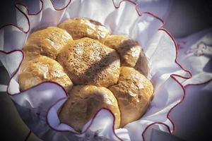 traditioneel versierd brood voor orthodox vieringen Ingepakt in wit kleding foto