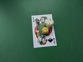 kiev, Oekraïne - januari 15, 2023 spelen kaarten Aan de groen tafel foto