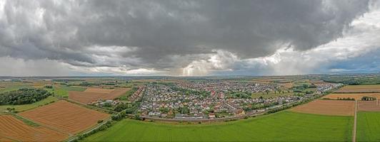 panoramisch dar afbeelding van de zuidelijk jute stad- van doornheim gedurende een naderen onweersbui en zwaar regenval foto