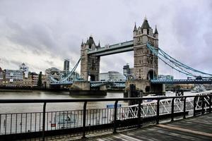 Londen in de uk in december 2022. een visie van toren brug foto