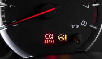 auto dashboard tonen toestand licht icoon rem en stuurinrichting wiel foto