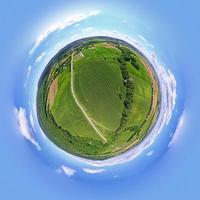 bolvormig panorama van natuur landschap. weinig planeet panorama foto