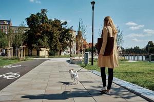 vrouw wandelingen met hond foto