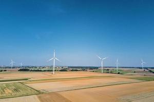 windmolen turbine in de veld- Bij zomer dag. roterend wind generator foto