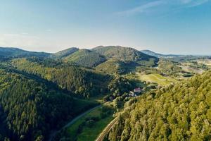 berg dorp en agrarisch velden, antenne visie. natuur landschap foto