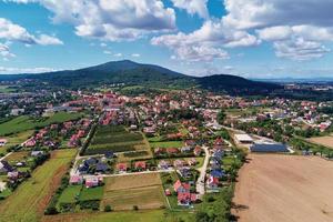 berg dorp met bossen, vogel oog visie foto