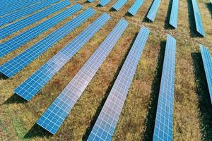 zonne- panelen boerderij in de veld- foto