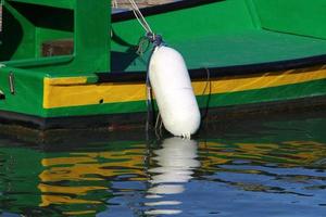 ligplaats aan de kust voor het aanmeren van boten en jachten. foto