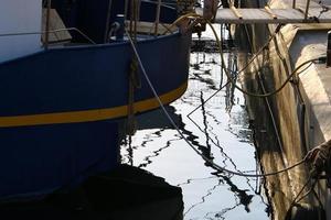 ligplaats aan de kust voor het aanmeren van boten en jachten. foto