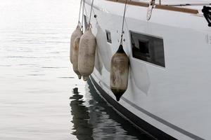 ligplaats aan de kust voor het aanmeren van boten en jachten. foto