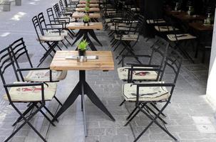 stoel en tafel in een cafe in een stad park in de buurt de zee. foto