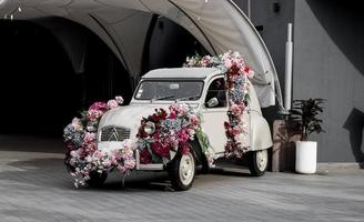 Minsk, Wit-Rusland, januari 2023 - wijnoogst citroen auto met bloemen foto