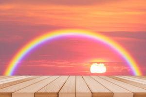 leeg top hout zonsondergang kleurrijk pastel lucht met regenboog foto
